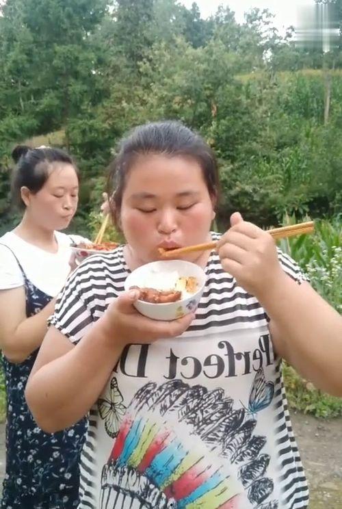 大姐在外面唱歌吃瓜