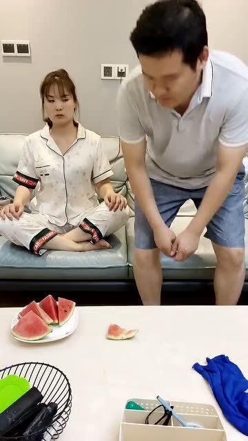 老婆喂别人吃瓜,老婆喂食的温馨瞬间