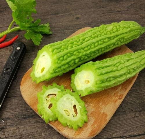 青蛙人街头吃瓜,趣味横生引围观